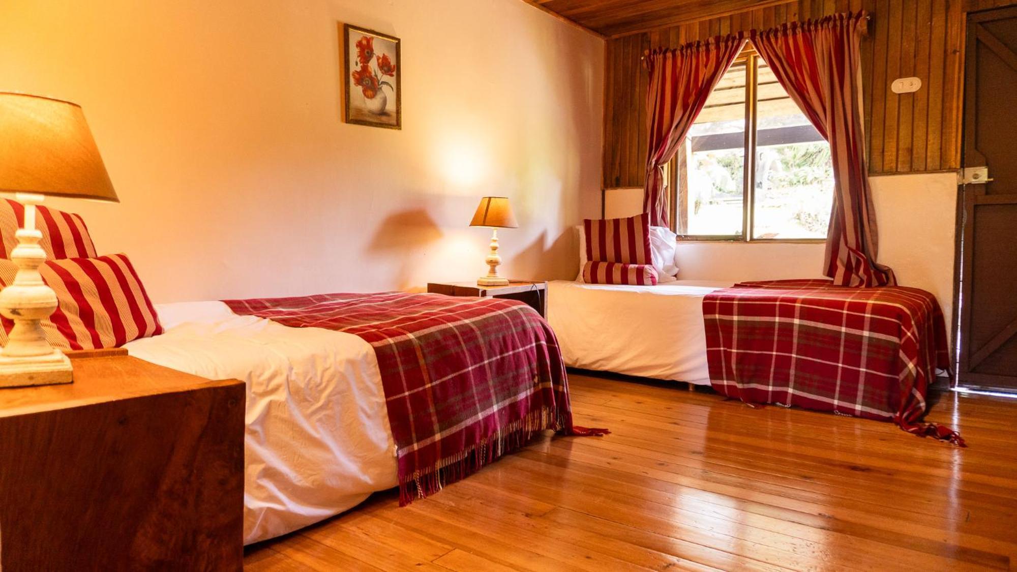 Poas Volcano Lodge Vara Blanca  ภายนอก รูปภาพ